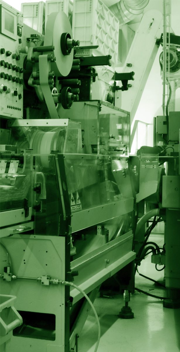 Bobina de papel en una máquina de la línea de producción