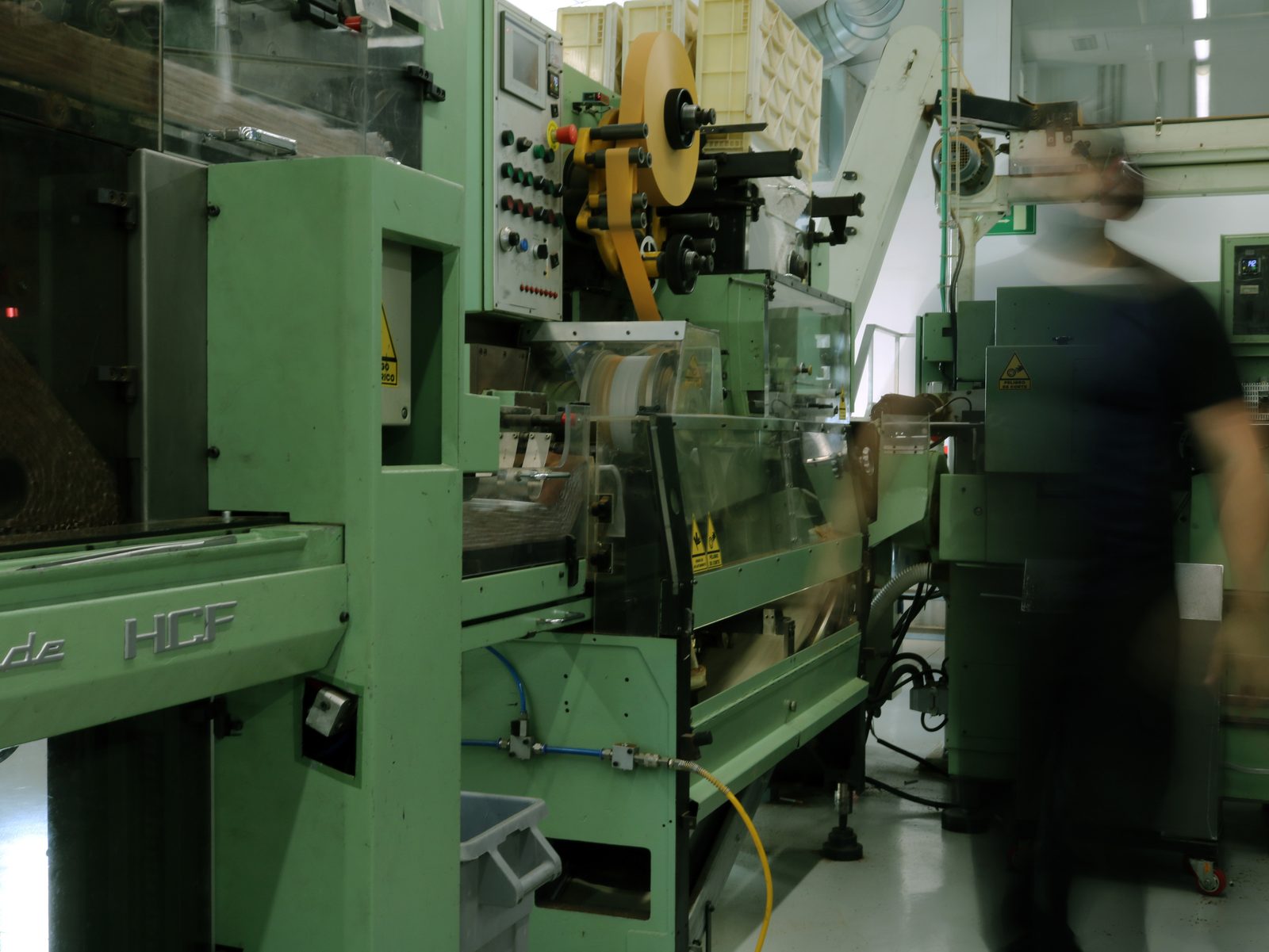 Máquina de elaboración de cigarrillos en la planta de Tobacco Revolutions
